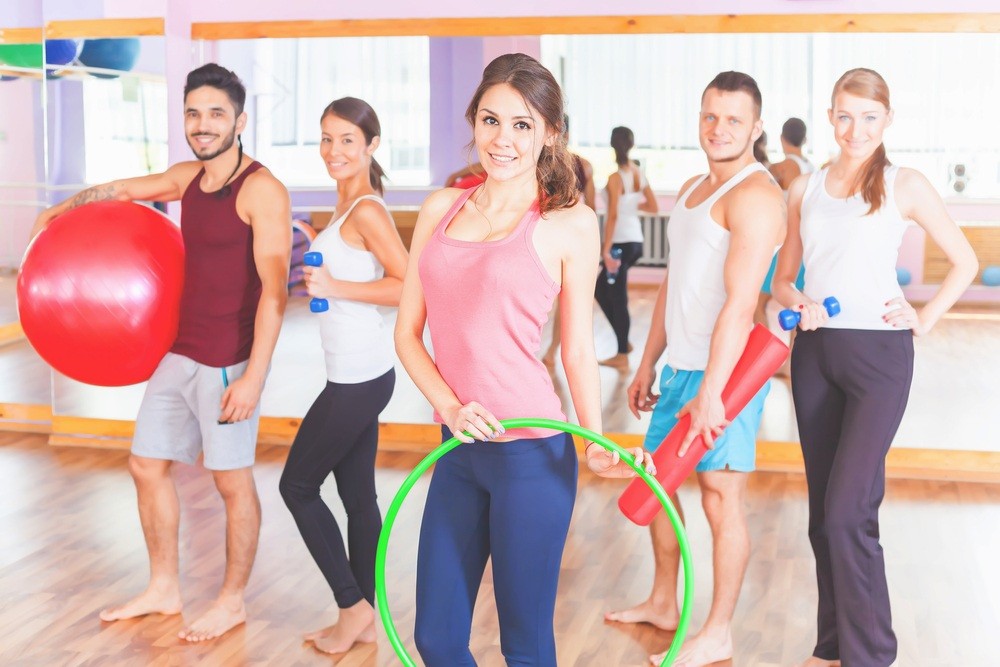 Sportende mensen in een fitnessruimte